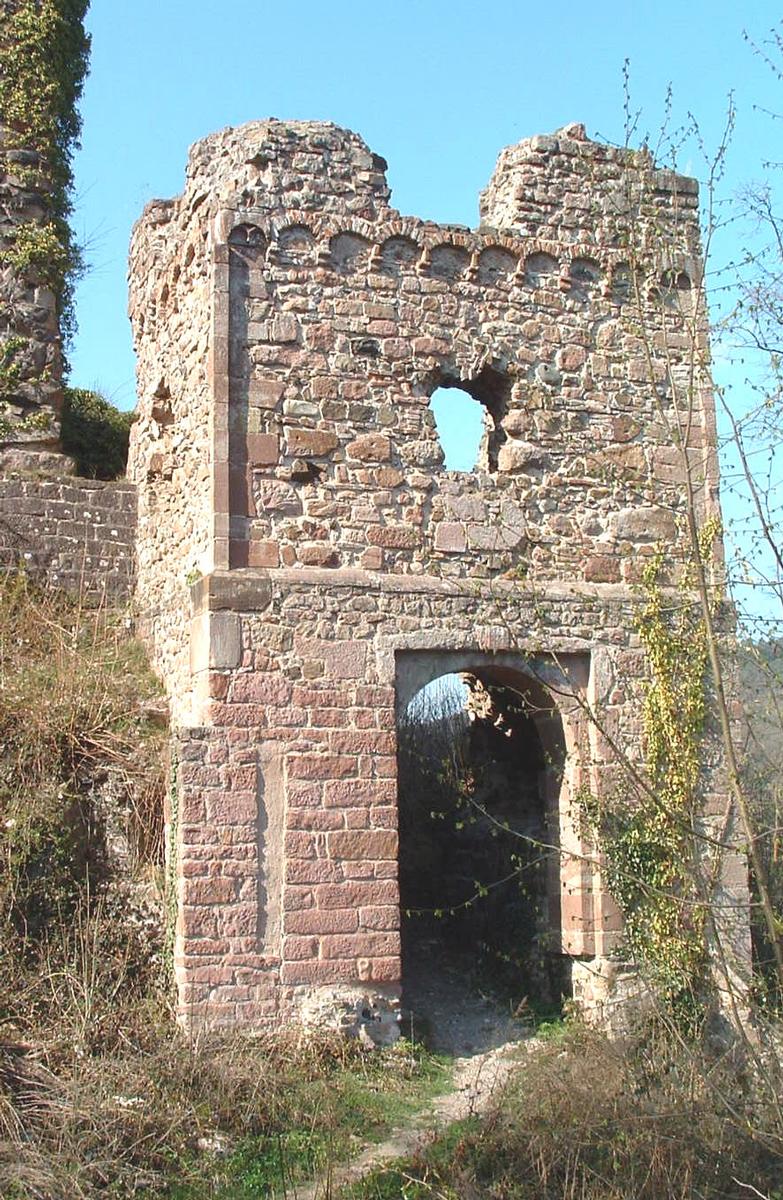 Ruines du château du Hugstein à Buhl (68 - Alsace). La construction se fait entre 1230 et 1457. Il est ruines depuis 1542 
