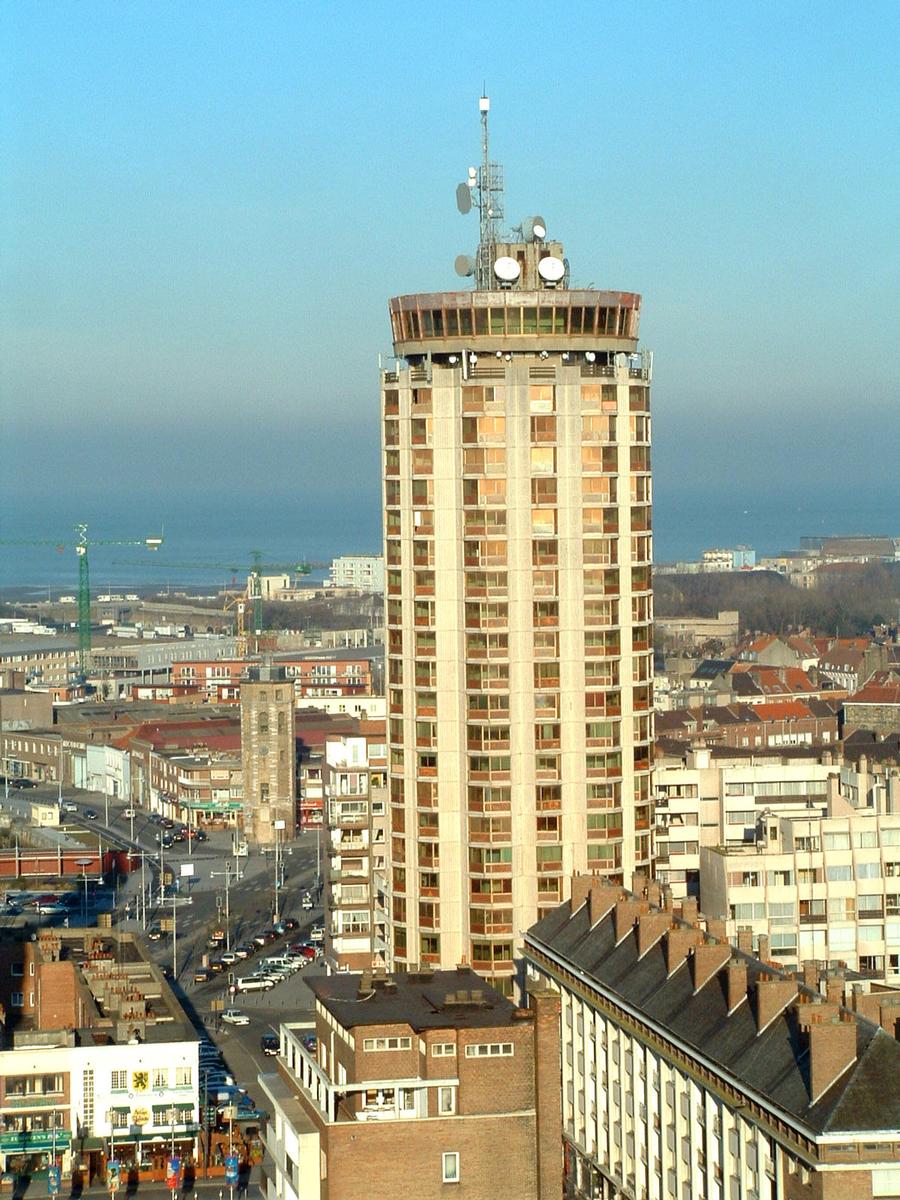 Fiche média no. 67977 Dunkerque: La «Tour Reuze», immeuble d'habitation composé de 25 niveaux dont 1 RdC, 21 étages standards,1 étage intermédiaire, 1 étage panoramique (restaurant aujourd'hui fermé), 1 étage technique. La hauteur de l'immeuble est de 73 m. (La hauteur est de 88 m à la pointe de l'antenne)