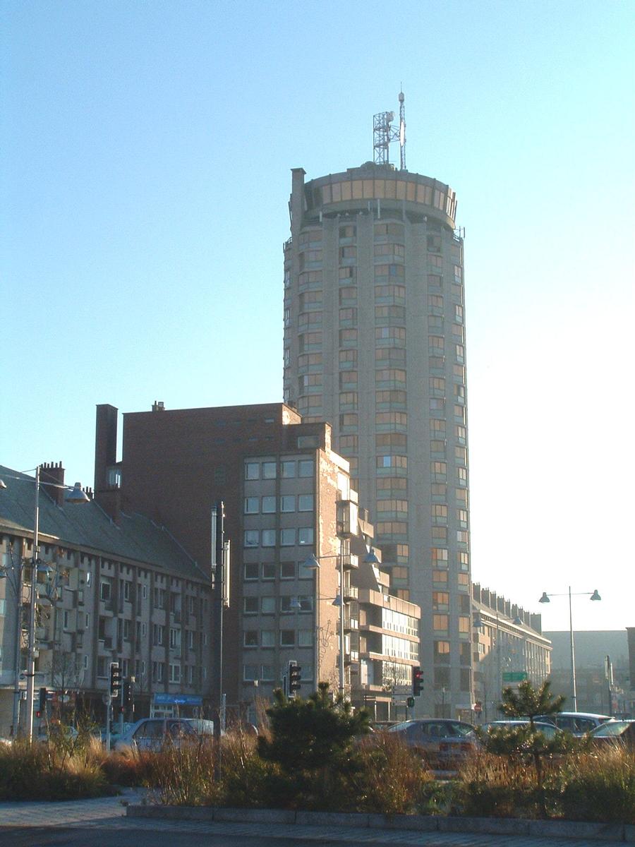 Fiche média no. 67974 Dunkerque: La «Tour Reuze», immeuble d'habitation composé de 25 niveaux dont 1 RdC, 21 étages standards,1 étage intermédiaire, 1 étage panoramique (restaurant aujourd'hui fermé), 1 étage technique. La hauteur de l'immeuble est de 73 m. (La hauteur est de 88 m à la pointe de l'antenne)