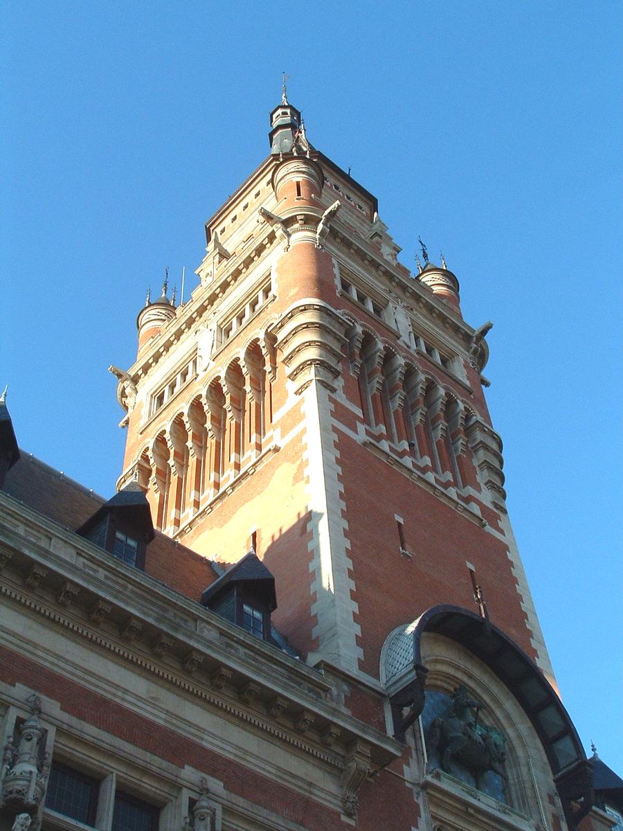 Dunkerque: L'Hôtel de Ville (1897-1901) avec son beffroi d'une hauteur de 75 m 