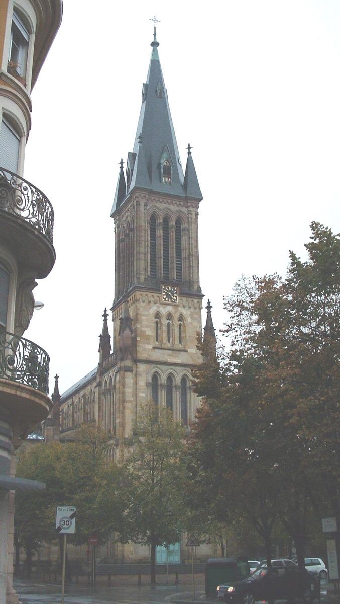 Eglise catholique St Etienne de Mulhouse vue depuis la Place de la Paix 