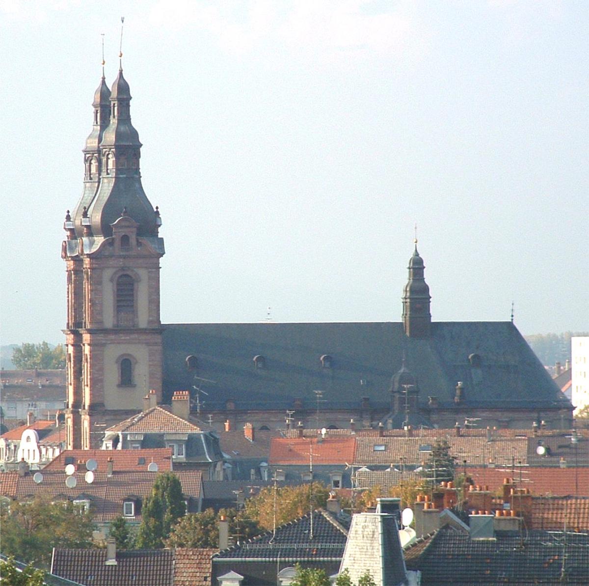 Eglise catholique Saint Fridolin, vue de l'immeuble Kennedy 