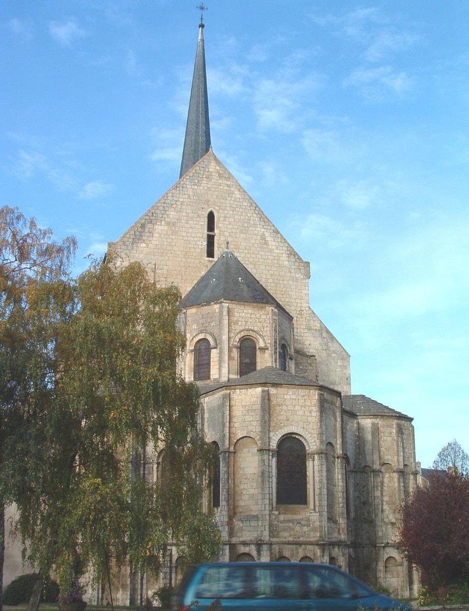 Fiche média no. 31232 Eglise Sainte Radegonde de Poitiers. Le choeur et le clocher-porte remontent à la consécration de 1099 alors que la nef a été réédifiée au XIIIème siècle et le portail au XVème siècle