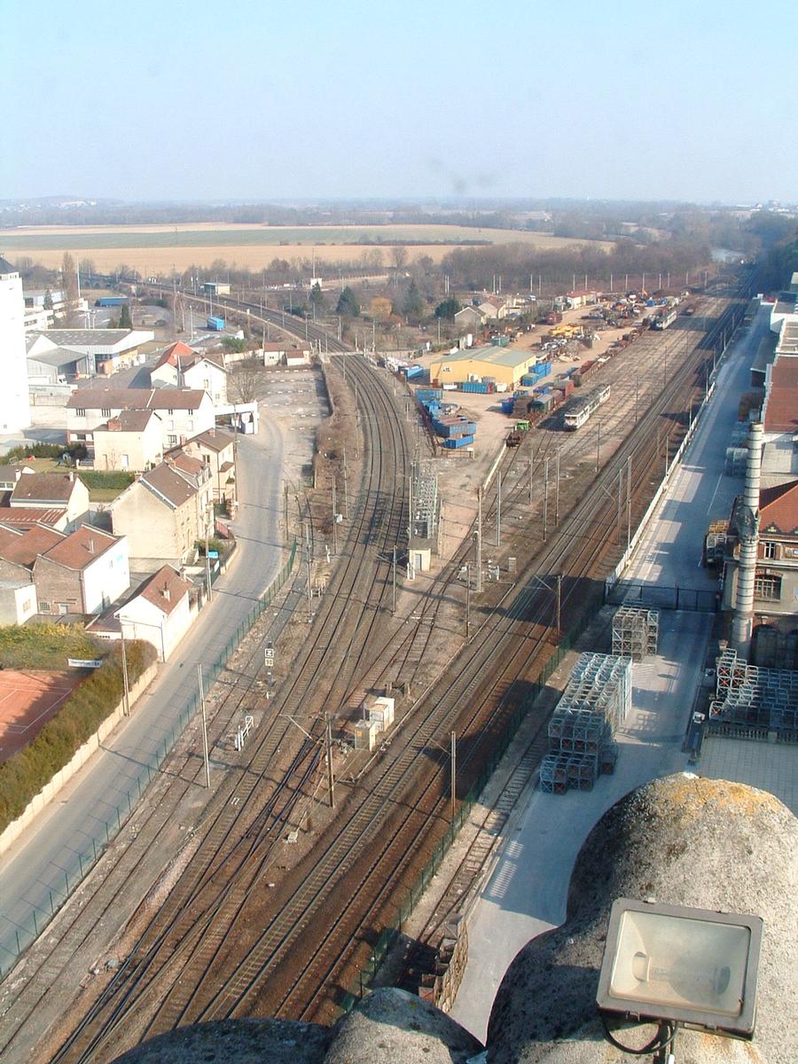 Mediendatei Nr. 84811 Epernay - Verbindung zwischen den Eisenbahnstrecken Reims-Epernay and Paris-Nancy östlich des Bahnhofs von Epernay. Die rechten Gleise gehen nach Nancy, die linken nach Reims