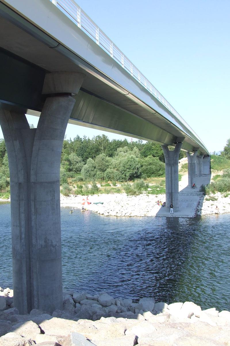 Fiche média no. 65777 Pont international sur le Rhin Erich Dilger. (La mise en service a été faite fin mai 2006. Le pont relie les communes de Fessenheim en France et de Bremgarten en Allemagne ainsi que l'autoroute allemande A5 / E35, sortie 64b)