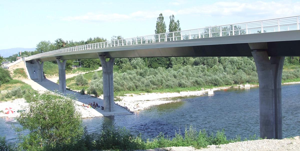 Fiche média no. 65780 Pont international sur le Rhin Erich Dilger. (La mise en service a été faite fin mai 2006. Le pont relie les communes de Fessenheim en France et de Bremgarten en Allemagne ainsi que l'autoroute allemande A5 / E35, sortie 64b)