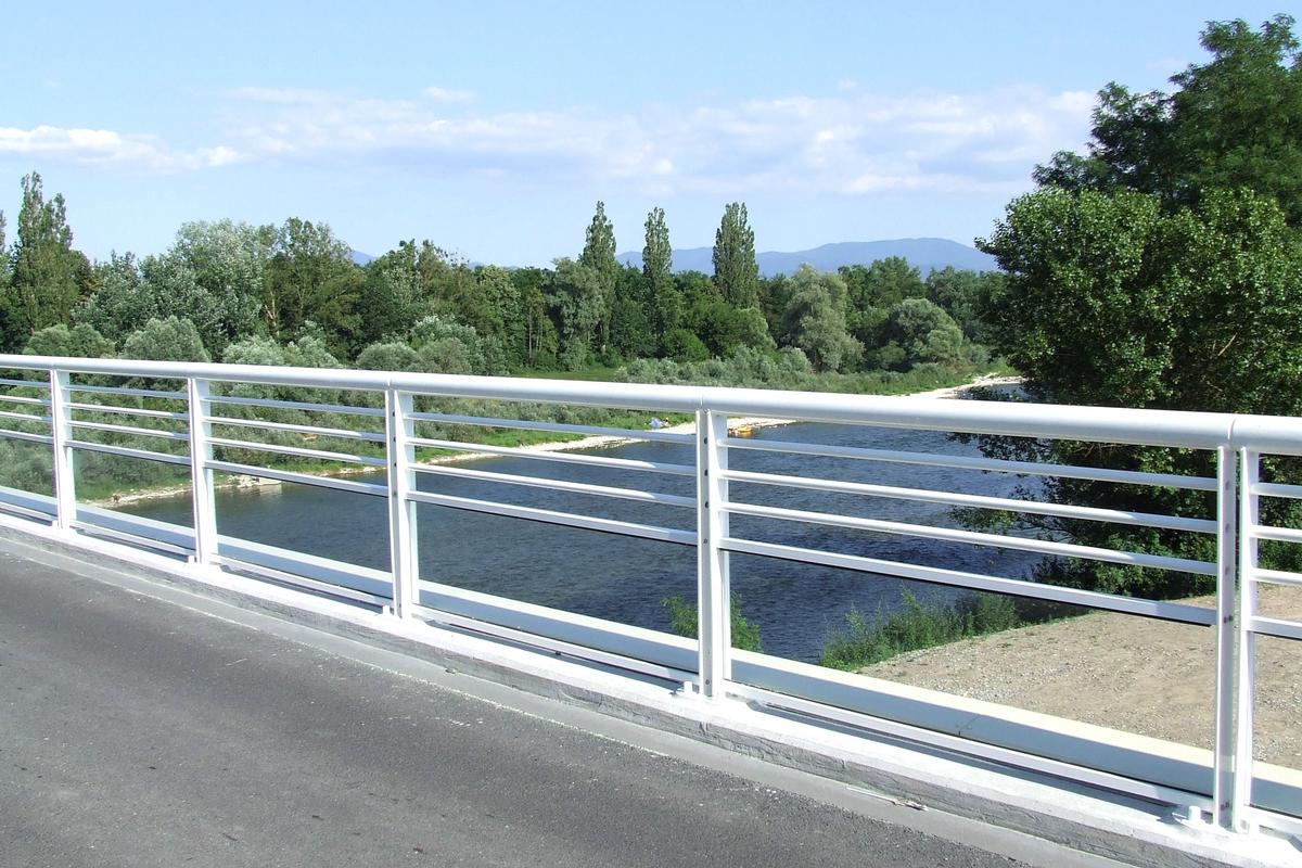 Fiche média no. 65787 Pont international sur le Rhin Erich Dilger. (La mise en service a été faite fin mai 2006. Le pont relie les communes de Fessenheim en France et de Bremgarten en Allemagne ainsi que l'autoroute allemande A5 / E35, sortie 64b)