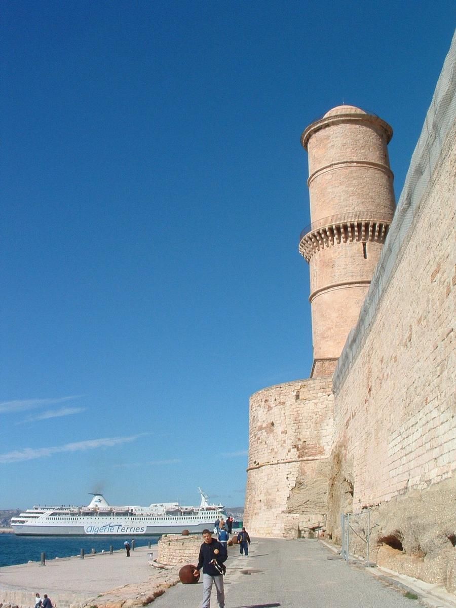 Fort Saint Jean de Marseille. Construction étalée du XIIème au XVIIème siècle 