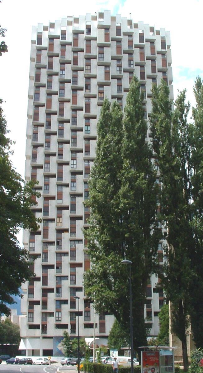 Fiche média no. 49507 Grenoble (38): Les 3 tours de l'Ile Verte.(1966-1968). Identiques et composées de 33 niveaux dont 2 sous-sols, 1 RdC, 1 Entre-sol,28 étages standard et 1 niveau technique. Hauteur: 92,3 m. Affectation mixte: habitation et bureaux