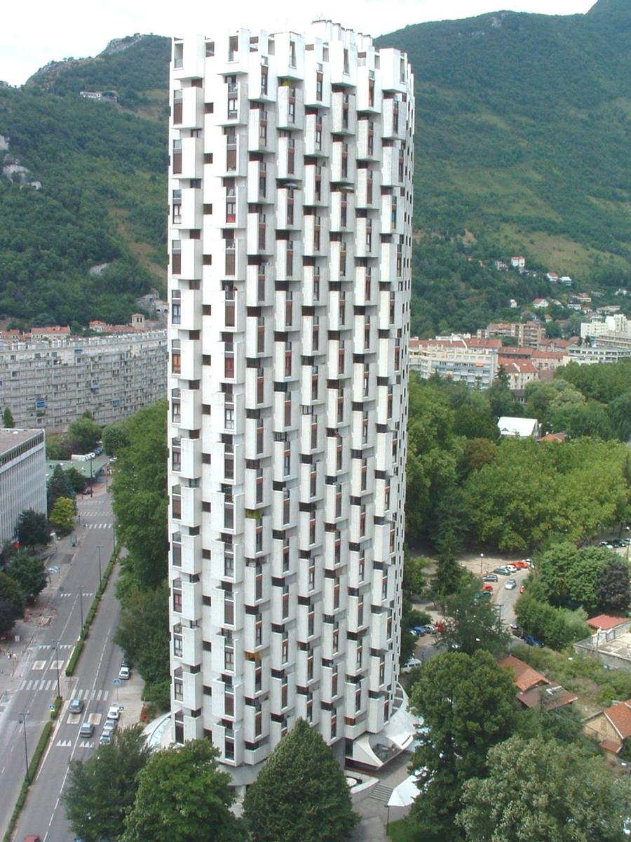 Fiche média no. 49509 Grenoble (38): Les 3 tours de l'Ile Verte.(1966-1968). Identiques et composées de 33 niveaux dont 2 sous-sols, 1 RdC, 1 Entre-sol,28 étages standard et 1 niveau technique. Hauteur: 92,3 m. Affectation mixte: habitation et bureaux