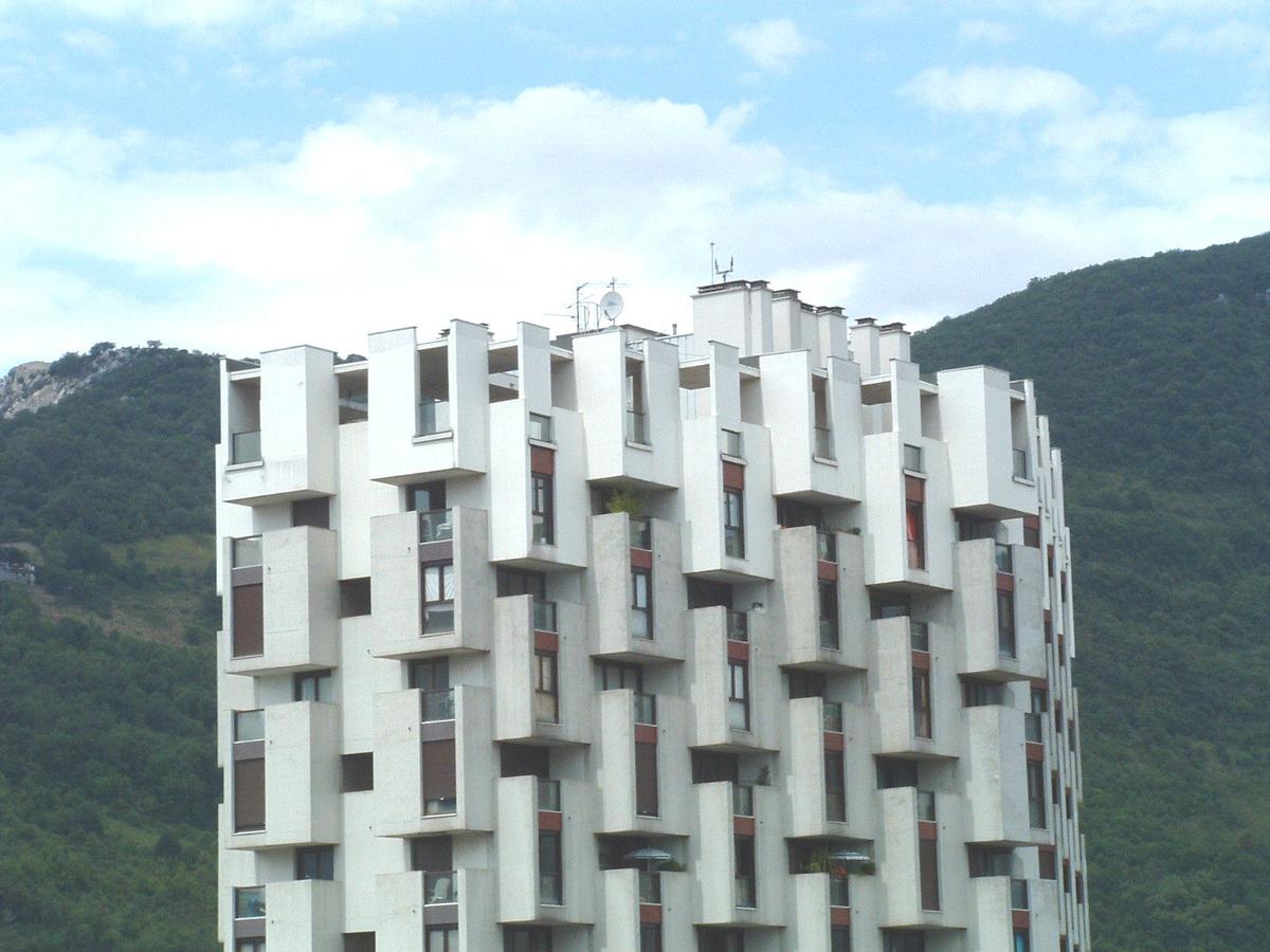 Fiche média no. 49510 Grenoble (38): Les 3 tours de l'Ile Verte.(1966-1968). Identiques et composées de 33 niveaux dont 2 sous-sols, 1 RdC, 1 Entre-sol,28 étages standard et 1 niveau technique. Hauteur: 92,3 m. Affectation mixte: habitation et bureaux