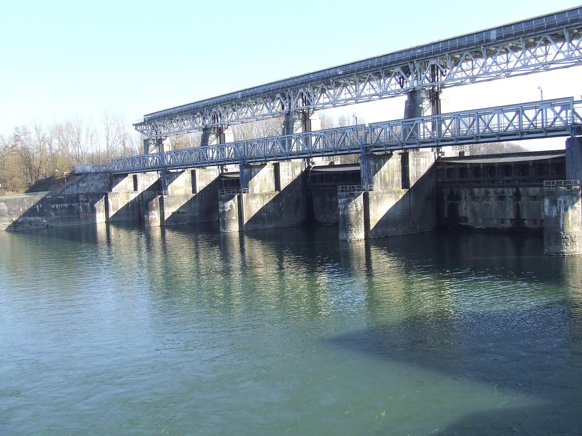 Fiche média no. 77891 Barrage sur le Rhin à Kembs (68/Haut-Rhin/Alsace). Ce barrage régule de débit du Rhin et maintient à un niveau quasi constant le niveau du Grand Canal d'Alsace.C'est le premier ouvrage en amont avant la frontière Suisse