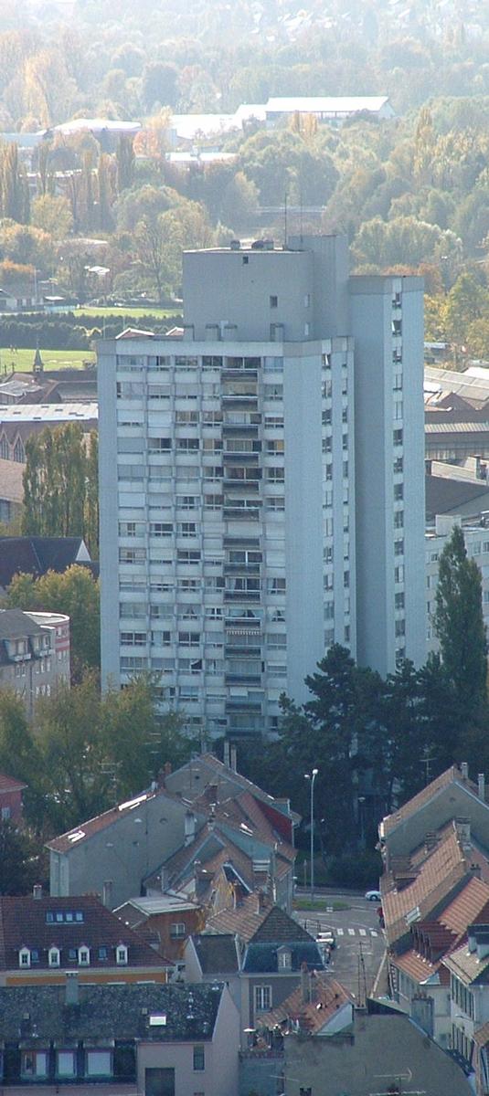 Immeuble - tour «La Porte du Miroir», vu depuis la Tour de l'Europe. Hauteur 57 m (A l'antenne 60 m) 