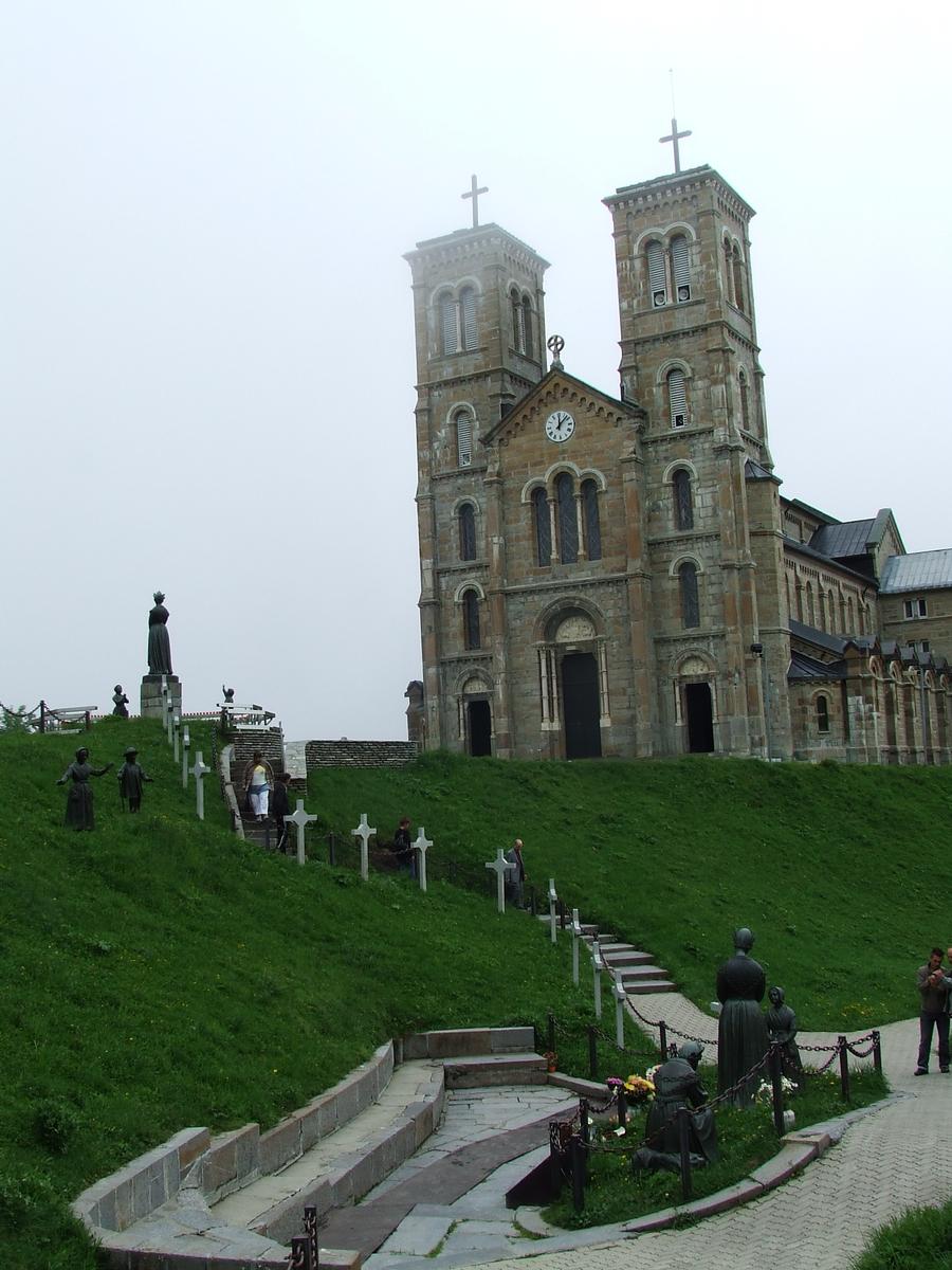 Notre Dame de la Salette, à La Salette (38/Isère/Rhône-Alpes). Vues extérieures 