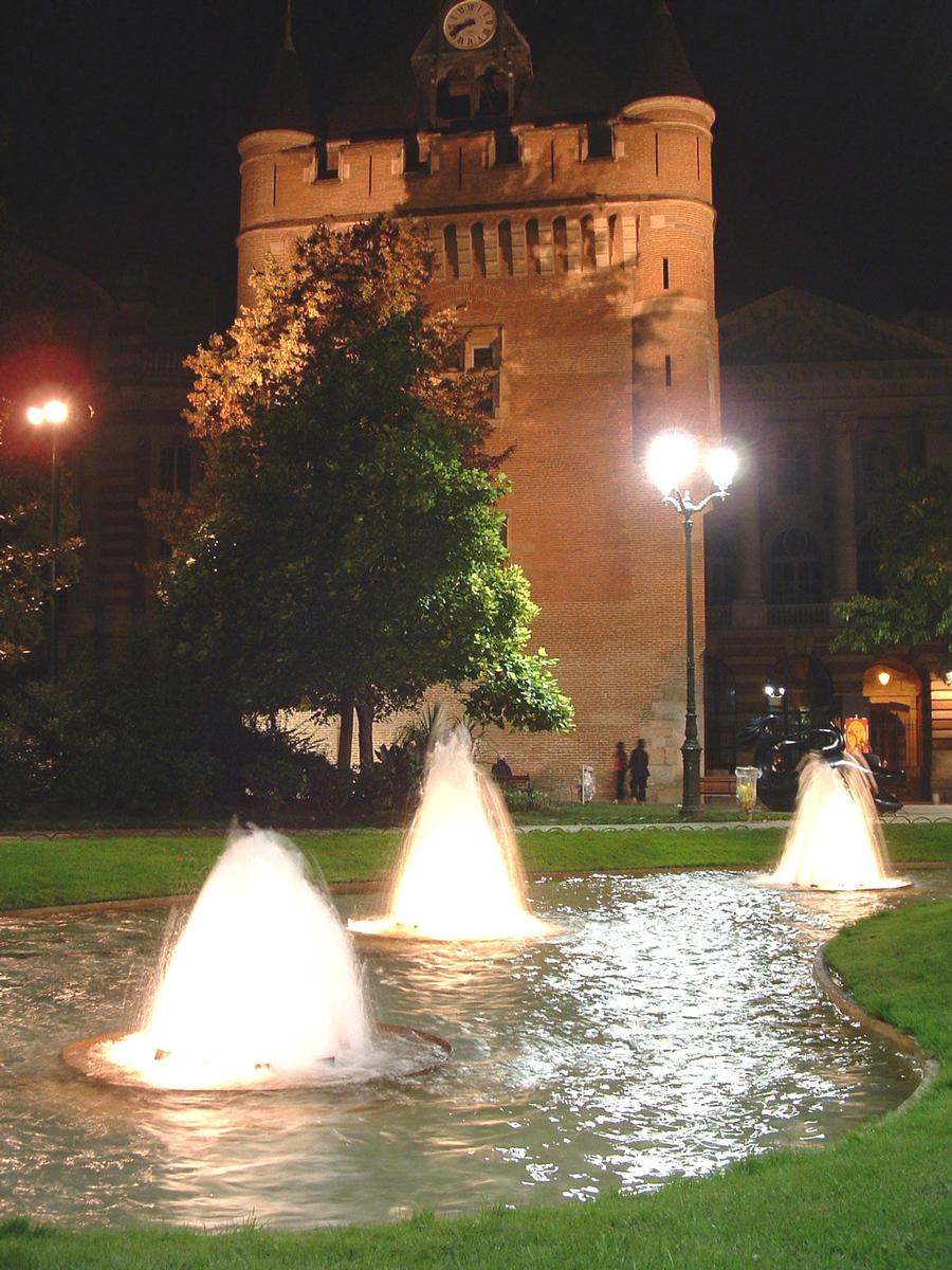 Toulouse, le donjon du Capitole la nuit 