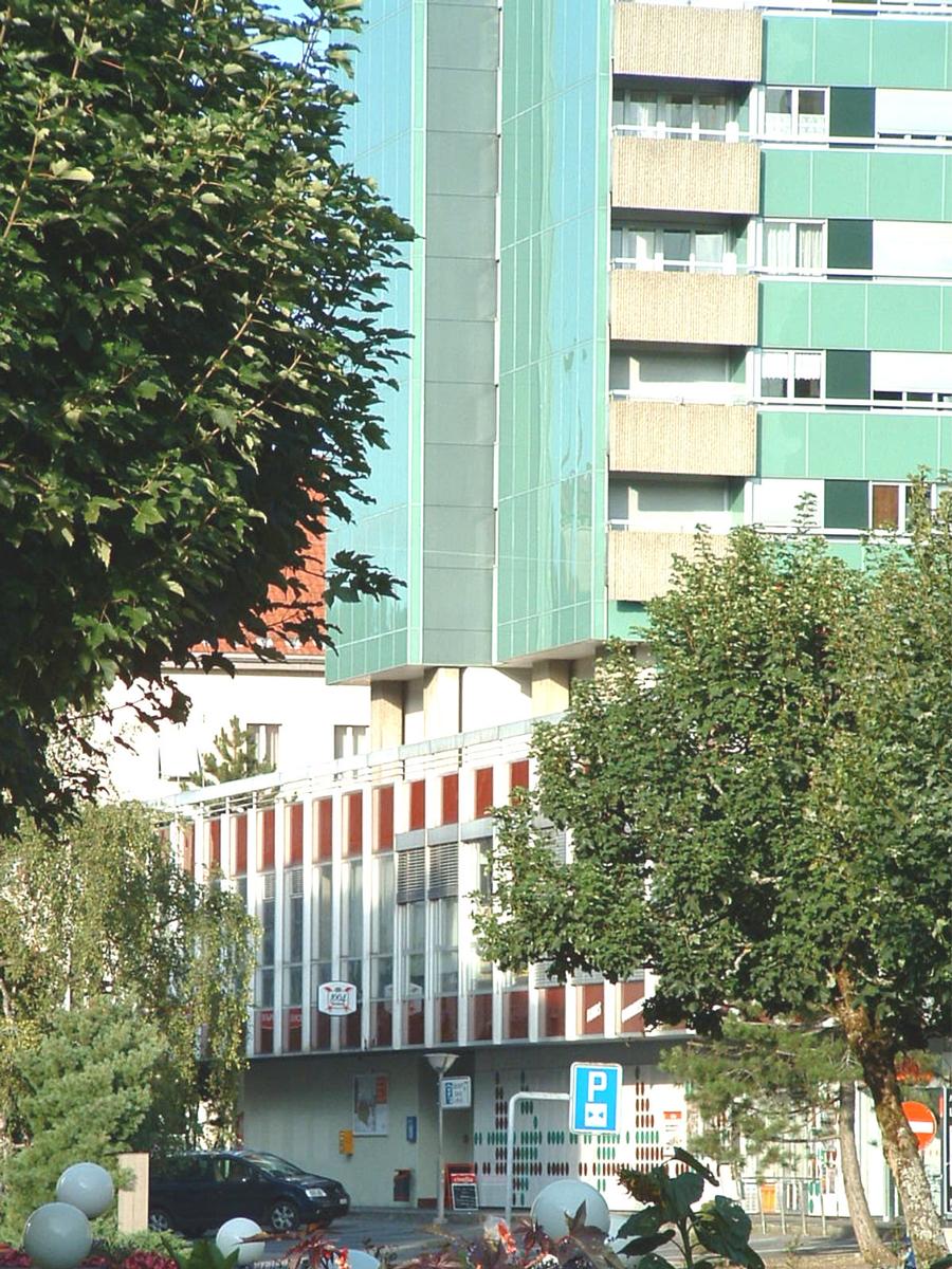 Fiche média no. 52603 Le Locle, canton de Neuchatel en Suisse: La Tour Verte réalisée selon les plans de J-P Lavizzari et achevée en 1973. D'une hauteur totale de 59 m, l'immeuble est composé d'un Sous-Sol, d'un RdC, 2 entre-sols à usage commerciaux, de 16 étages standard réservés à l'habitation et d'un étage technique. Cet immeuble fait partie du complexe «Centre Locle»