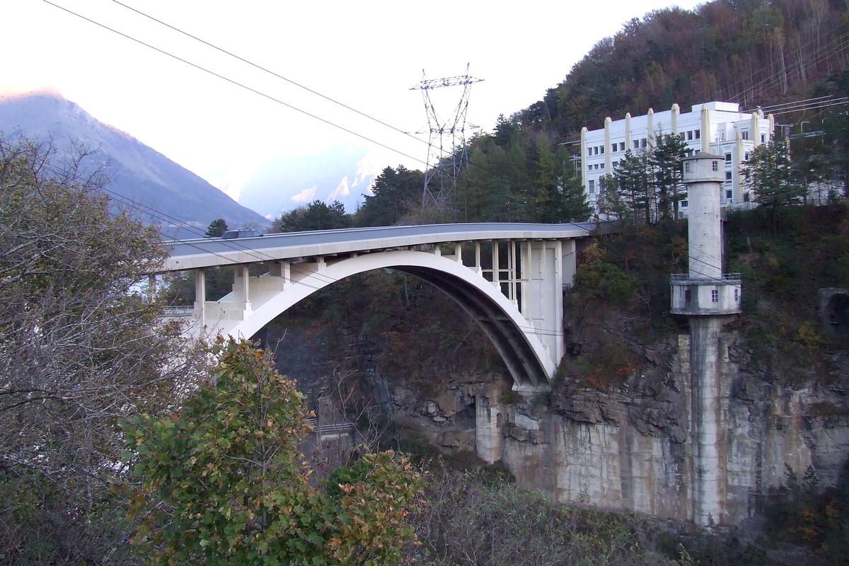 Le pont du Sautet sur la rivière «Le Drac» entre les communes de Corps et Pellafol dans le département de l'Isère (38) 
