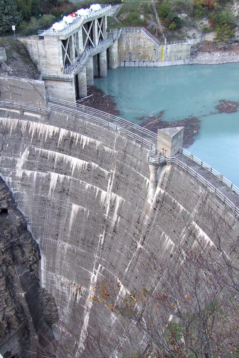 Le barrage et le complexe hydroélectrique du Sautet sur Le Drac en Isère (38) 