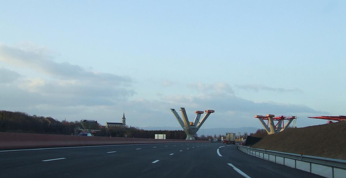 Viaduc de la Savoureuse en construction La ligne grande vitesse «Rhin-Rhône» franchissant l'autoroute A36 dans le département du Territoire de Belfort entre Montbéliard et Belfort