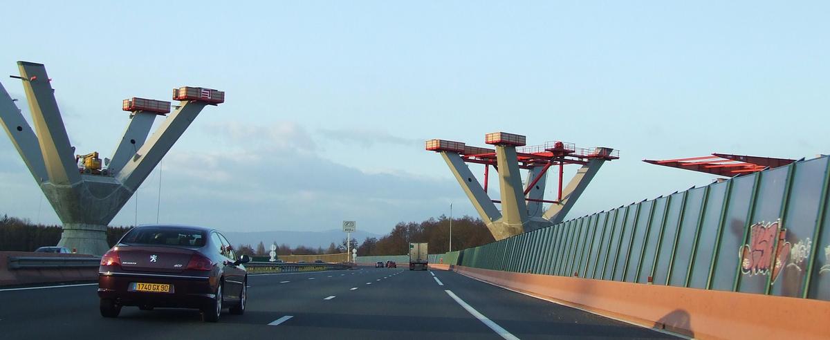 Viaduc de la Savoureuse en construction La ligne grande vitesse «Rhin-Rhône» franchissant l'autoroute A36 dans le département du Territoire de Belfort entre Montbéliard et Belfort