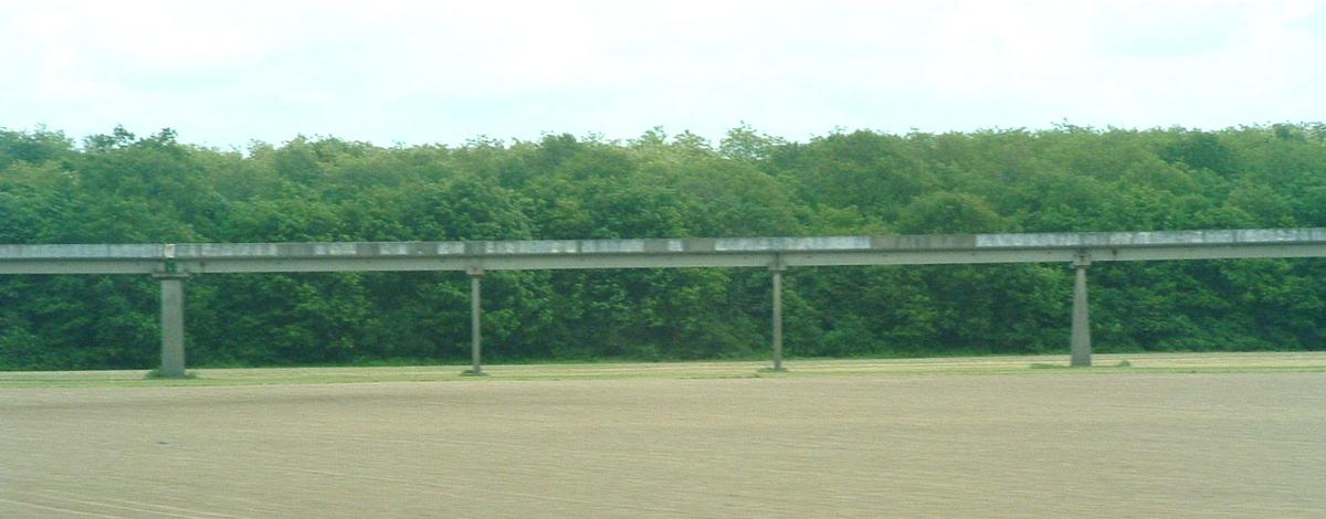 Fiche média no. 40625 Dans le département du Loiret au nord d'Orléans, la ligne expérimentale de l'aérotrain. Située entre Ruan et Saran, cette ligne est longue de 18 km. Elle était en service de 1969 à 1976. Cette ligne a servi de support au record mondial de vitesse sur coussin d'air établi en mars 1974 à 428 Km/h