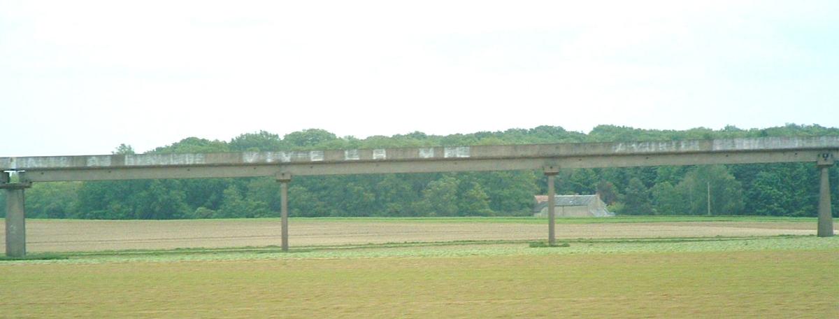 Fiche média no. 40628 Dans le département du Loiret au nord d'Orléans, la ligne expérimentale de l'aérotrain. Située entre Ruan et Saran, cette ligne est longue de 18 km. Elle était en service de 1969 à 1976. Cette ligne a servi de support au record mondial de vitesse sur coussin d'air établi en mars 1974 à 428 Km/h