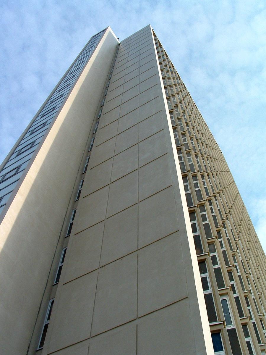 Fiche média no. 50624 Tour des Archives à Mâcon (71/Saône et Loire). (Immeuble administratif pour le stokage des archives départementales contruit en 1970 selon les plans de l'architecte départemental Henri Palazzi. Hauteur totale 52 m pour 22 niveaux. (La hauteur sous plafond des étages standard est de 2,20 m)