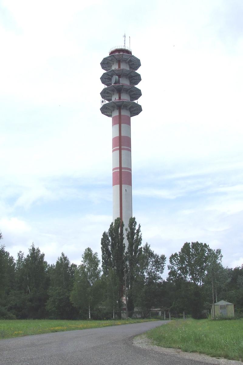 Hauteur de la tour 98 m. Hauteur à la cime de l'antenne 104 m. 
