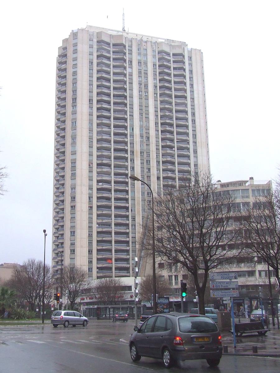 Fiche média no. 78362 Marseille: Immeuble résidentiel «Le Grand Pavois» construit en 1975.La hauteur du bâtiment est de 100 m. Il est composé de 36 niveaux aériens (dont 1 RdC - 2 ES - 30 étages - 2 attiques - 1 niveau technique). hauteur à la cime de l'antenne: 115 m