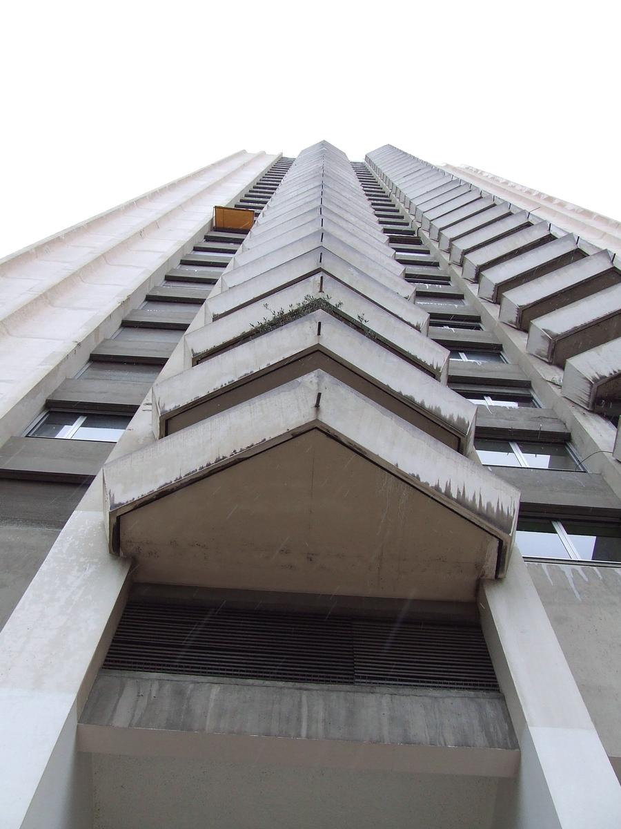 Fiche média no. 78363 Marseille: Immeuble résidentiel «Le Grand Pavois» construit en 1975.La hauteur du bâtiment est de 100 m. Il est composé de 36 niveaux aériens (dont 1 RdC - 2 ES - 30 étages - 2 attiques - 1 niveau technique). hauteur à la cime de l'antenne: 115 m
