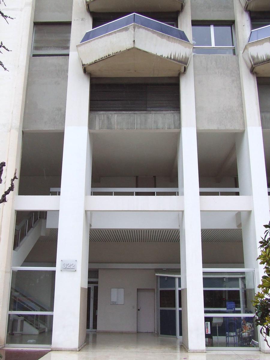 Fiche média no. 78365 Marseille: Immeuble résidentiel «Le Grand Pavois» construit en 1975.La hauteur du bâtiment est de 100 m. Il est composé de 36 niveaux aériens (dont 1 RdC - 2 ES - 30 étages - 2 attiques - 1 niveau technique). hauteur à la cime de l'antenne: 115 m
