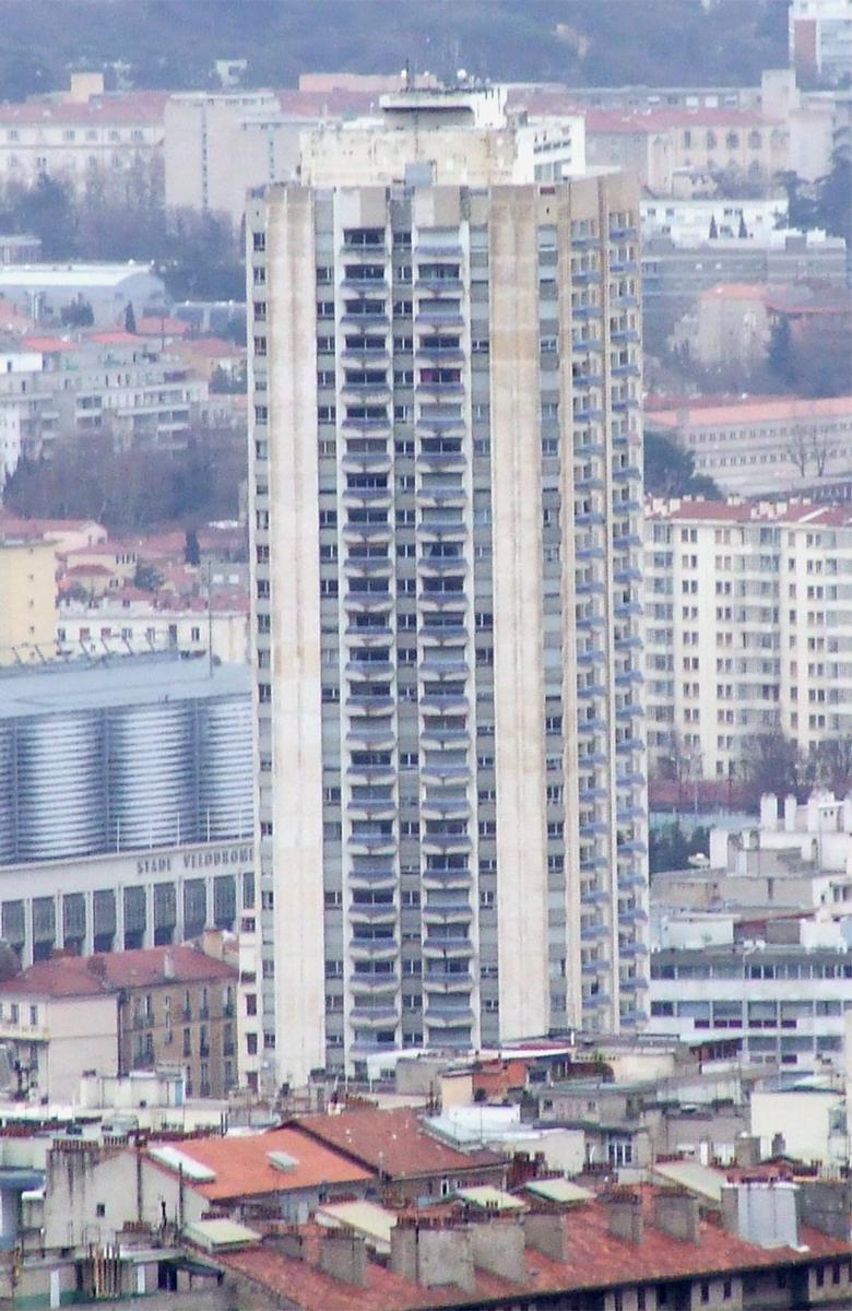 Fiche média no. 78357 Marseille: Immeuble résidentiel «Le Grand Pavois» construit en 1975.La hauteur du bâtiment est de 100 m. Il est composé de 36 niveaux aériens (dont 1 RdC - 2 ES - 30 étages - 2 attiques - 1 niveau technique). hauteur à la cime de l'antenne: 115 m