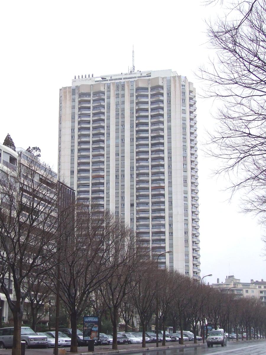 Fiche média no. 78358 Marseille: Immeuble résidentiel «Le Grand Pavois» construit en 1975.La hauteur du bâtiment est de 100 m. Il est composé de 36 niveaux aériens (dont 1 RdC - 2 ES - 30 étages - 2 attiques - 1 niveau technique). hauteur à la cime de l'antenne: 115 m