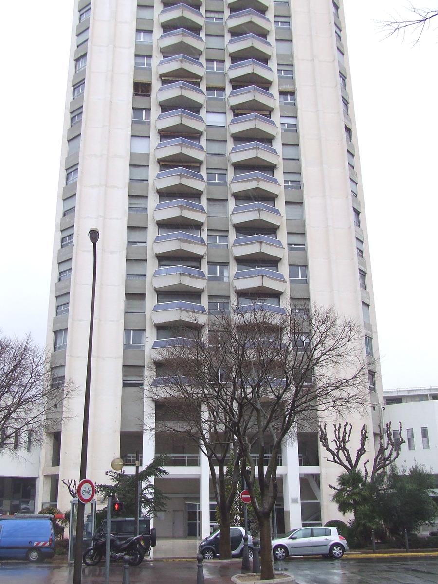 Fiche média no. 78359 Marseille: Immeuble résidentiel «Le Grand Pavois» construit en 1975.La hauteur du bâtiment est de 100 m. Il est composé de 36 niveaux aériens (dont 1 RdC - 2 ES - 30 étages - 2 attiques - 1 niveau technique). hauteur à la cime de l'antenne: 115 m
