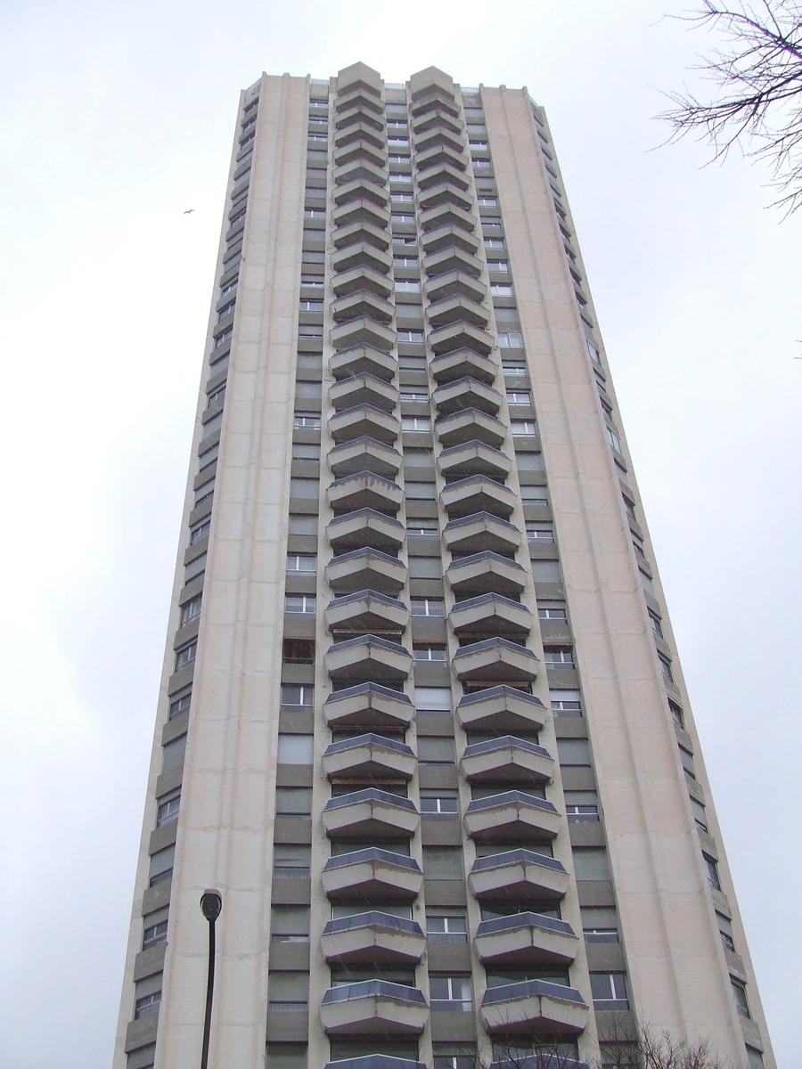 Fiche média no. 78360 Marseille: Immeuble résidentiel «Le Grand Pavois» construit en 1975.La hauteur du bâtiment est de 100 m. Il est composé de 36 niveaux aériens (dont 1 RdC - 2 ES - 30 étages - 2 attiques - 1 niveau technique). hauteur à la cime de l'antenne: 115 m