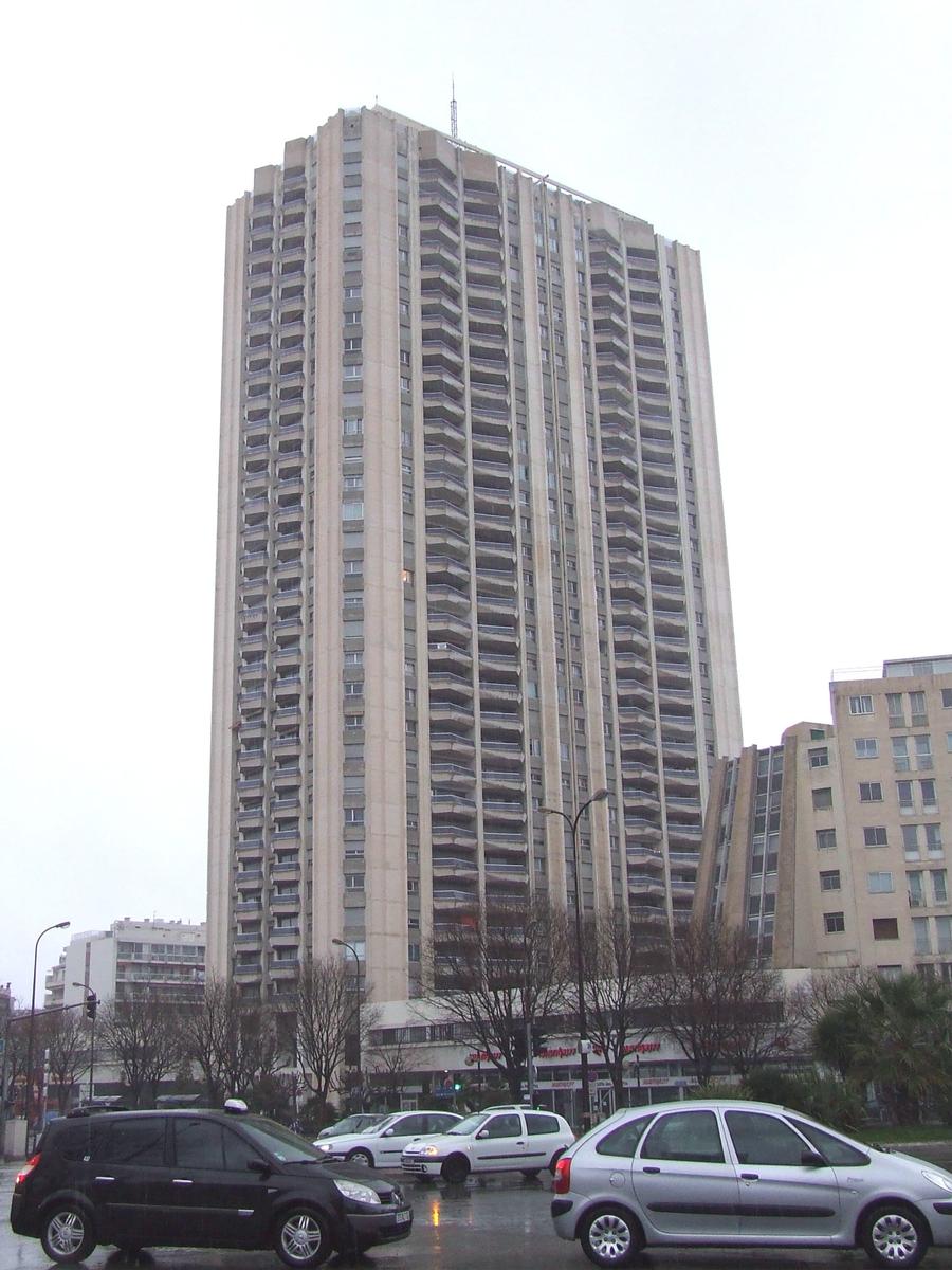 Fiche média no. 78361 Marseille: Immeuble résidentiel «Le Grand Pavois» construit en 1975.La hauteur du bâtiment est de 100 m. Il est composé de 36 niveaux aériens (dont 1 RdC - 2 ES - 30 étages - 2 attiques - 1 niveau technique). hauteur à la cime de l'antenne: 115 m