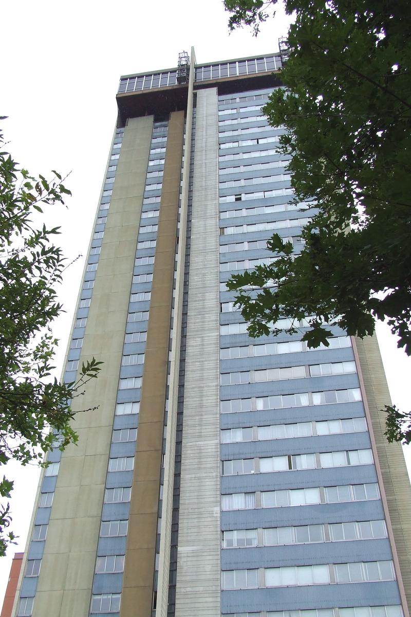 Maxéville: La Tour Panoramique les Aulnes. Hauteur du bâtiment: 96 m. Hauteur à l'antenne: 108 m 