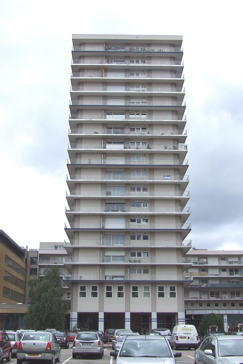 Fiche média no. 68018 Metz: Tour Coislin, le plus haut immeuble du centre ville avec une hauteur de 54 m. Composition: 20 niveaux dont 1 RdC, 1 Entre-sol, 17 niveaux standard, 1 niveau technique. (En sous-sol 3 niveaux pour garages)