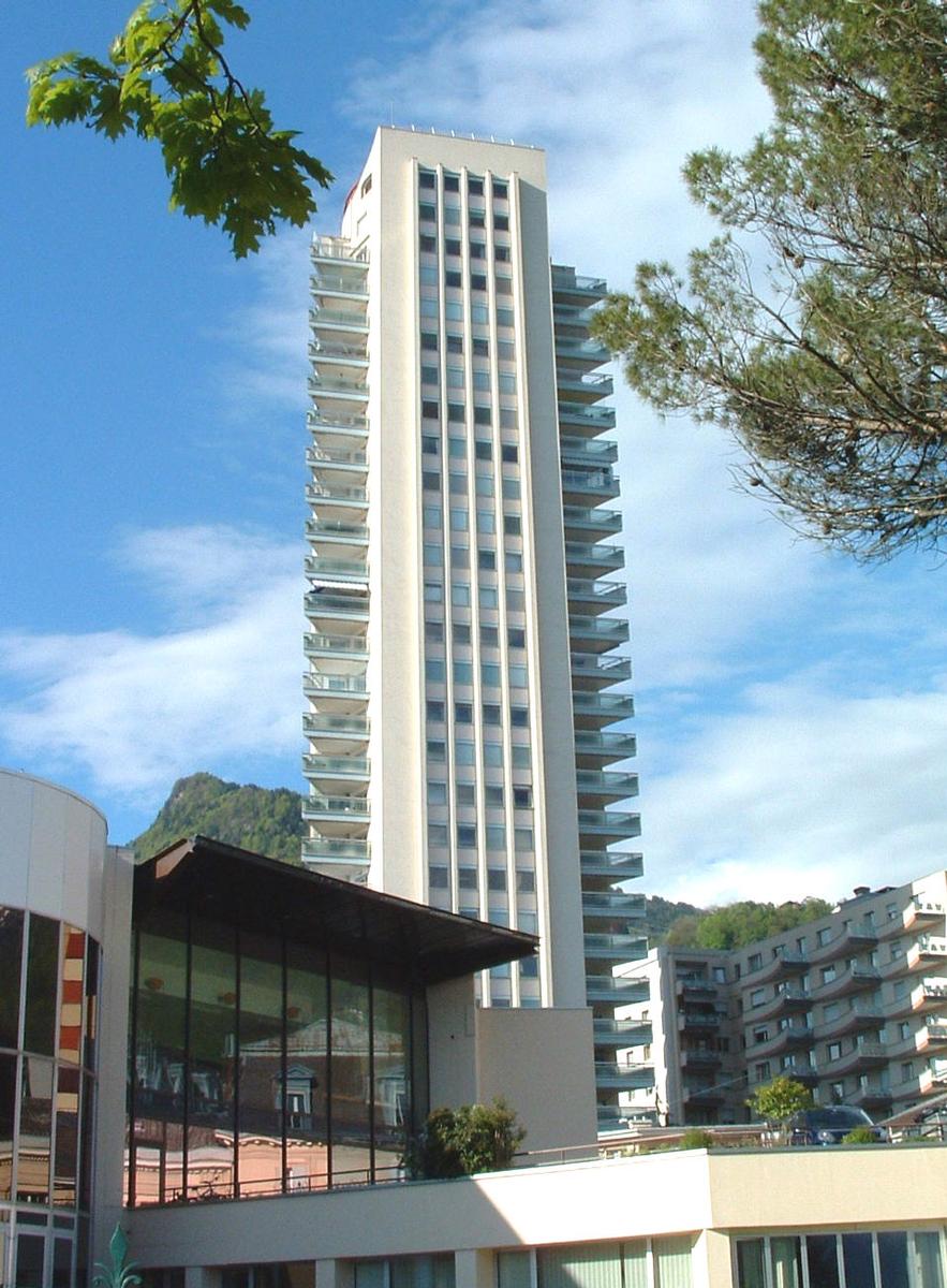 Façade Sud de la Tour Ivoire à Montreux. 29 niveaux. Hauteur: 79,5 m (bâtiment) – 82 m (antenne) Façade Sud de la Tour Ivoire à Montreux. 29 niveaux. Hauteur: 79,5 m (bâtiment) – 82 m (antenne)
