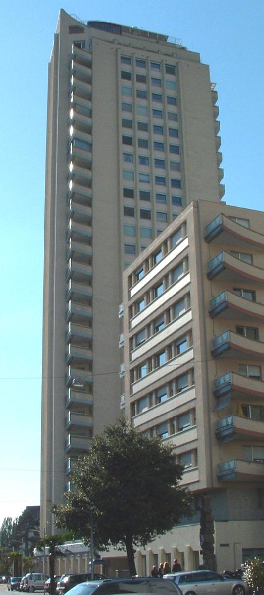 Fiche média no. 39004 Façade Sud-Est de la tour Ivoire, immeuble d'habitation à Montreux (Vaud-Suisse). 29 niveaux (dont 1 RdC,1 entre-sol,24 standarts, 2 attiques et 1 technique). Hauteur du batiment: 79,5 m. Hauteur à la pointe de l'antenne: 82 m