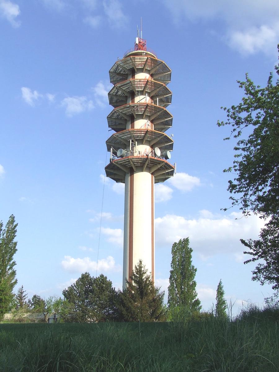 Tour de télécommunication à Morschwiller-le-bas Hauteur de la construction: 70,5 m (source: commune). Hauteur totale: 79,0 m (source: Agence Nationale des Fréquences)