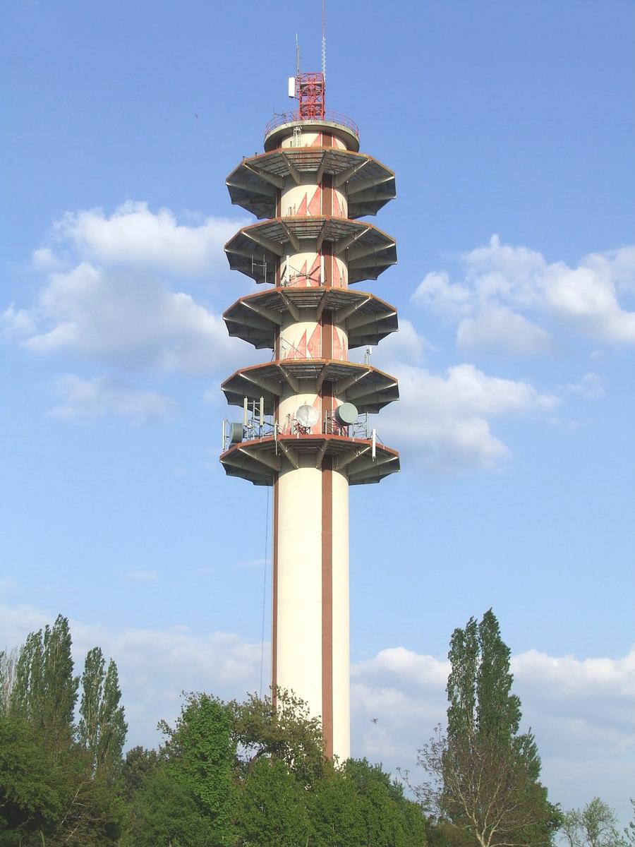 Tour de télécommunication à Morschwiller-le-bas Hauteur de la construction: 70,5 m (source: commune). Hauteur totale: 79,0 m (source: Agence Nationale des Fréquences)