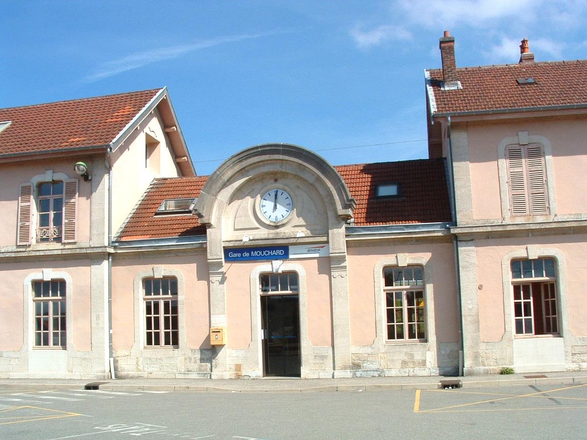 Fiche média no. 48812 La gare SNCF de Mouchard (39-Jura). (Cette petite gare est un important point de correspondance pour plusieurs lignes dont Strasbourg-Marseille et Paris-Berne - Lausanne)