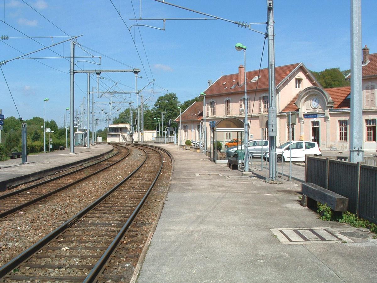 Fiche média no. 48814 La gare SNCF de Mouchard (39-Jura). (Cette petite gare est un important point de correspondance pour plusieurs lignes dont Strasbourg-Marseille et Paris-Berne - Lausanne)