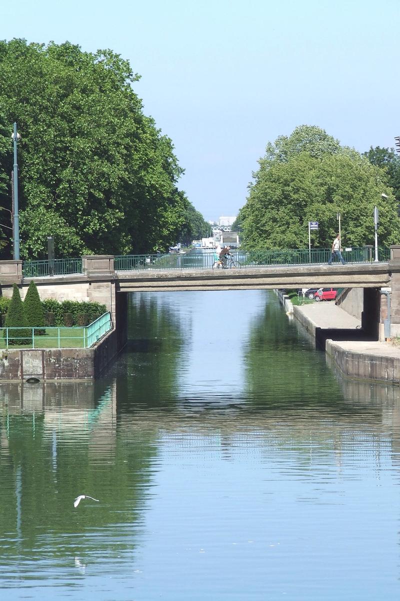 Le Pont des «Bonnes Gens» sur le Canal du Rhône au Rhin à Mulhouse 