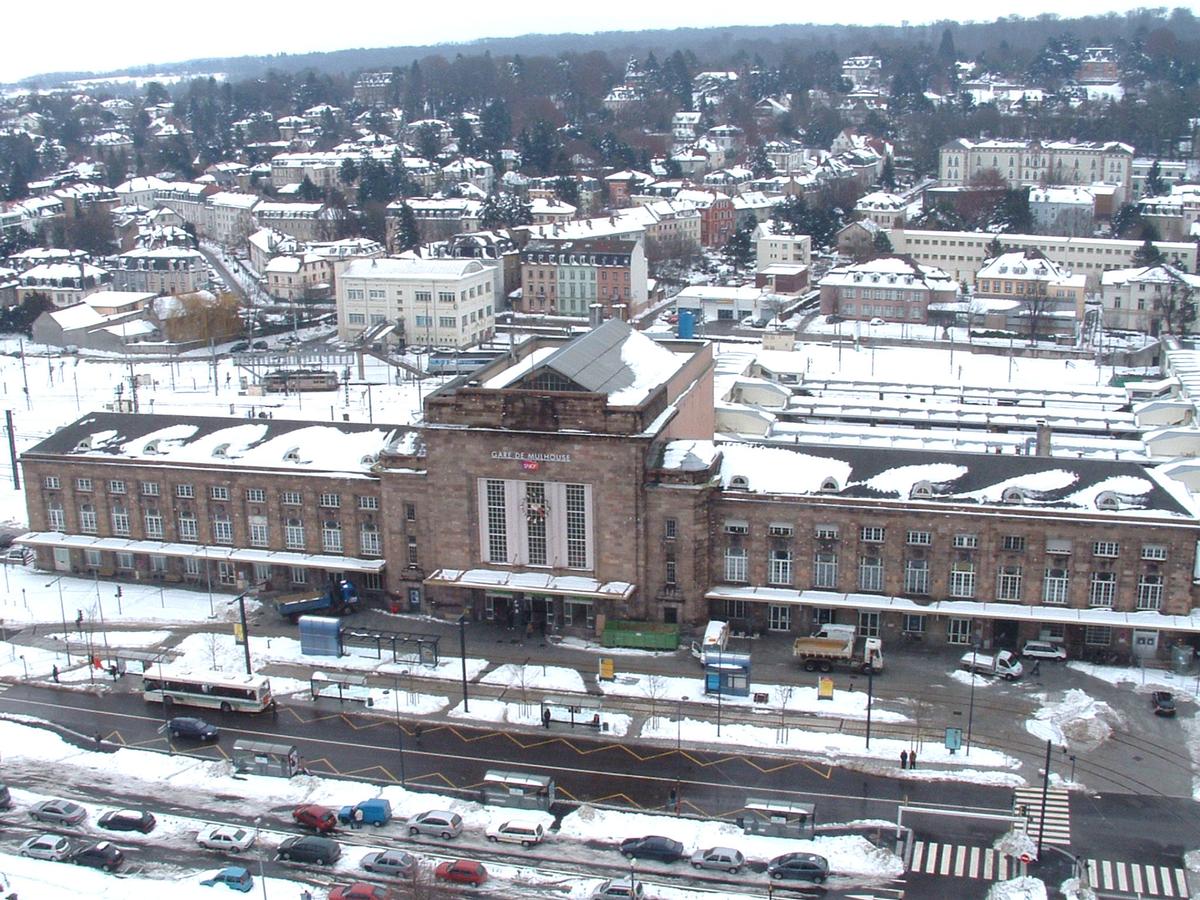 Mulhouse: Façade principale de la Gare SNCF de Mulhouse-Ville. Au centre du bâtiment le hall de départ 