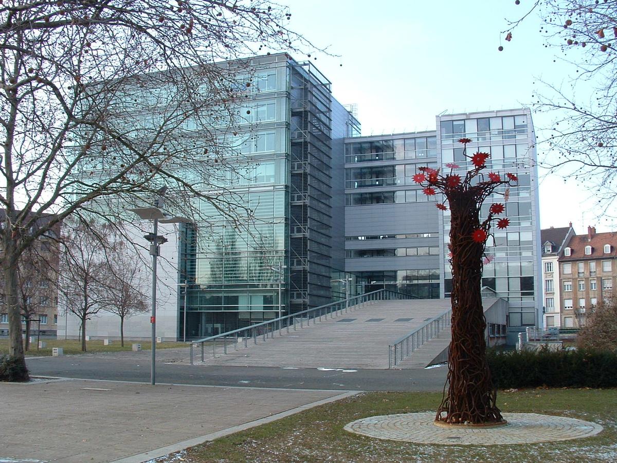 Mulhouse: Le Quasar, immeuble de bureaux d'E.D.F dans le nouveau quartier du «Nouveau Bassin» 