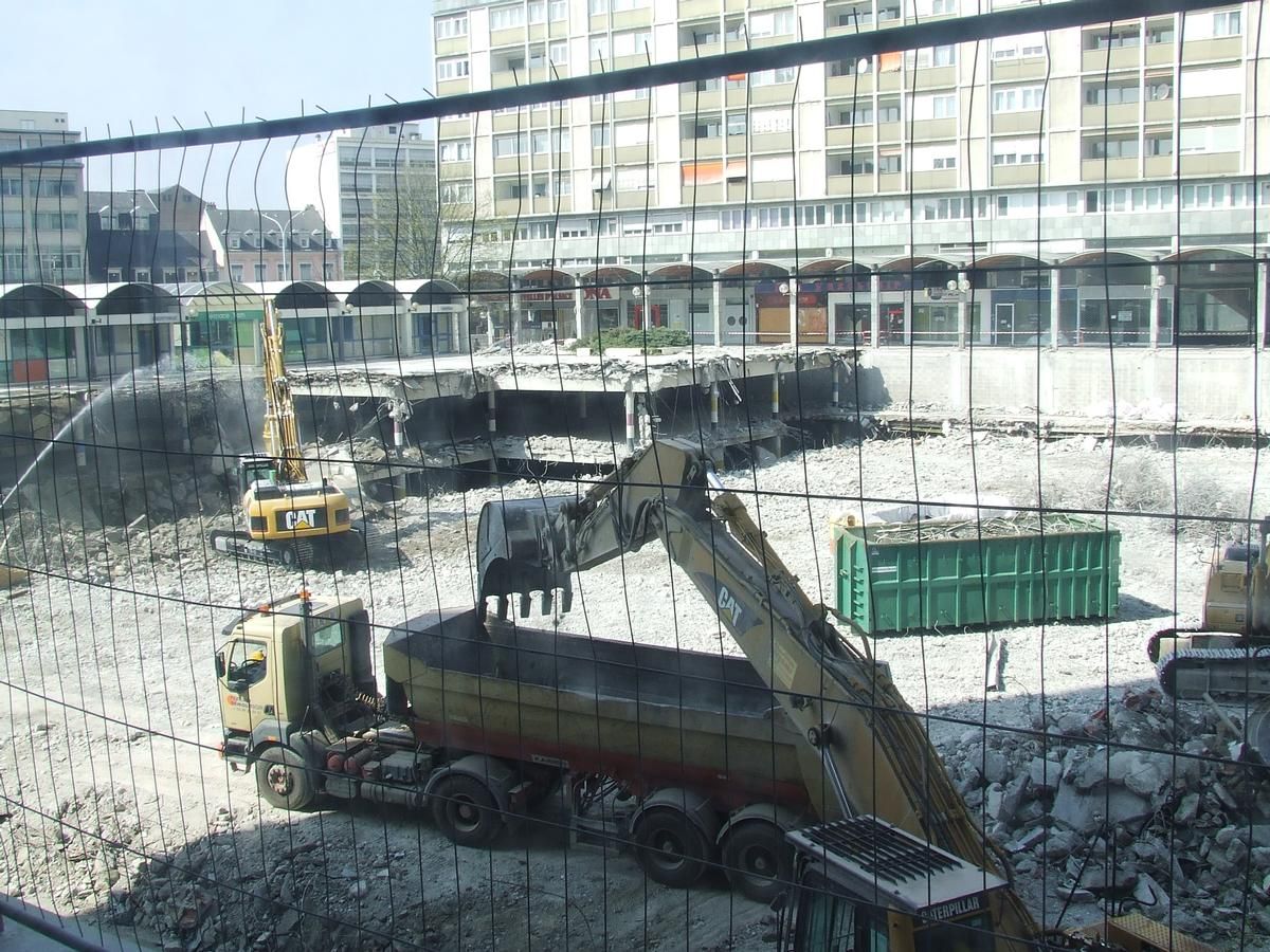 Fiche média no. 115933 Mulhouse: Rénovation de la «Porte Jeune» - Construction d'un complexe commercial. (1ère phase des travaux: démolition de la Place de l'Europe et des parkings souterrains.Situation au 05.04.2007)