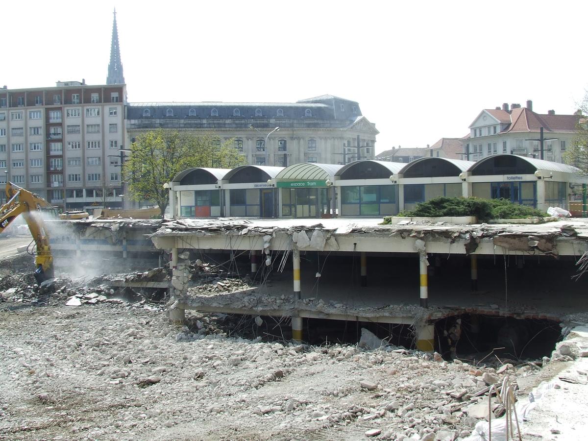 Fiche média no. 115935 Mulhouse: Rénovation de la «Porte Jeune» - Construction d'un complexe commercial. (1ère phase des travaux: démolition de la Place de l'Europe et des parkings souterrains.Situation au 05.04.2007)