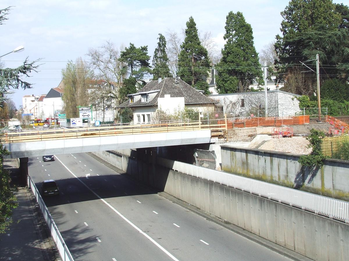Mulhouse: Tram-train Construction de la nouvelle ligne C reliant Mulhouse-Stade de l'Ill à Thann-nord. Pont sur l'Avenue F. Mitterand à Mulhouse-Dornach